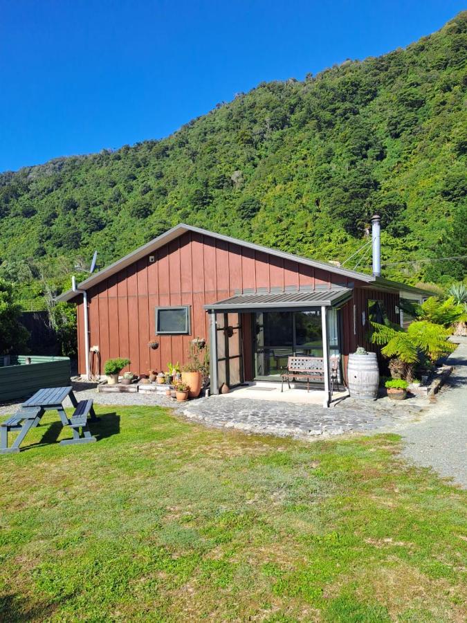 Koru Beachfront Holiday Cabins & Hot Tub Barrytown Exterior photo