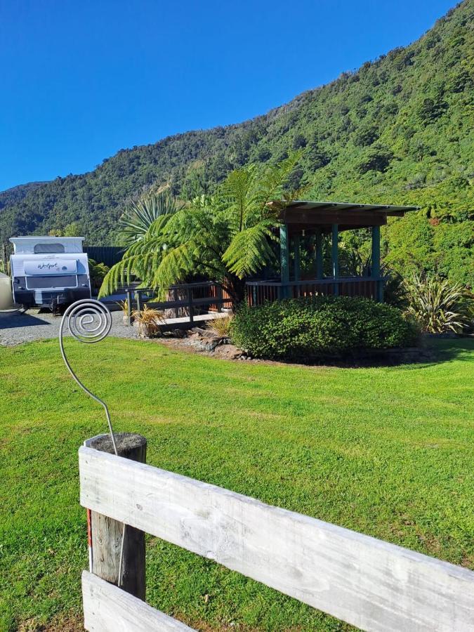 Koru Beachfront Holiday Cabins & Hot Tub Barrytown Exterior photo