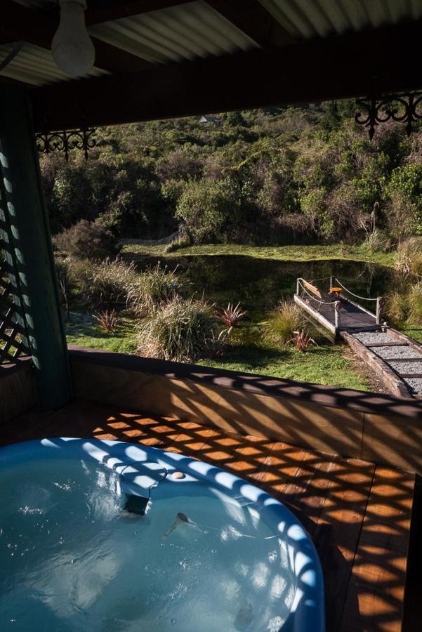 Koru Beachfront Holiday Cabins & Hot Tub Barrytown Exterior photo