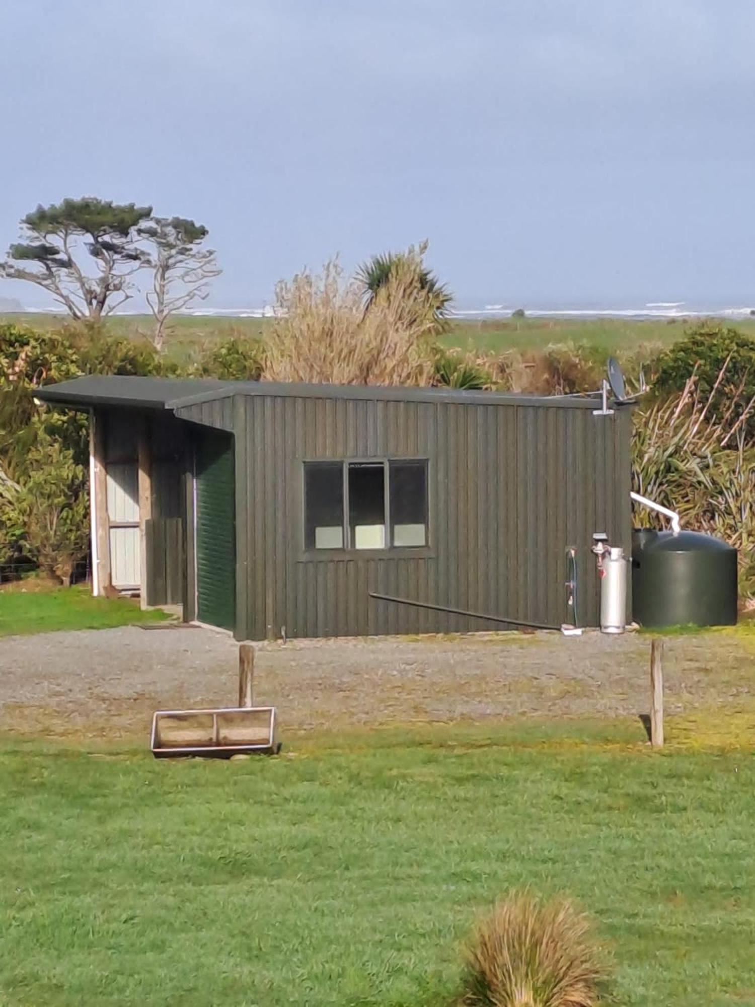 Koru Beachfront Holiday Cabins & Hot Tub Barrytown Exterior photo