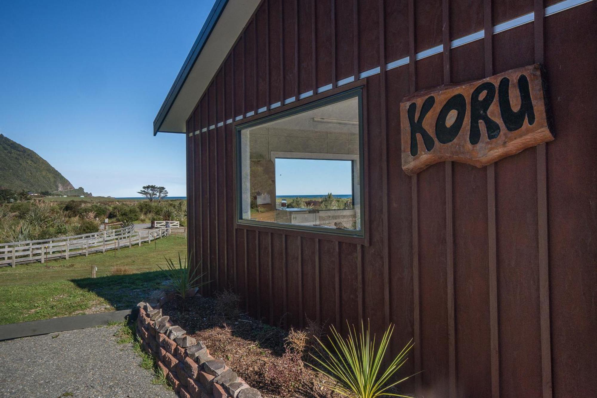 Koru Beachfront Holiday Cabins & Hot Tub Barrytown Exterior photo