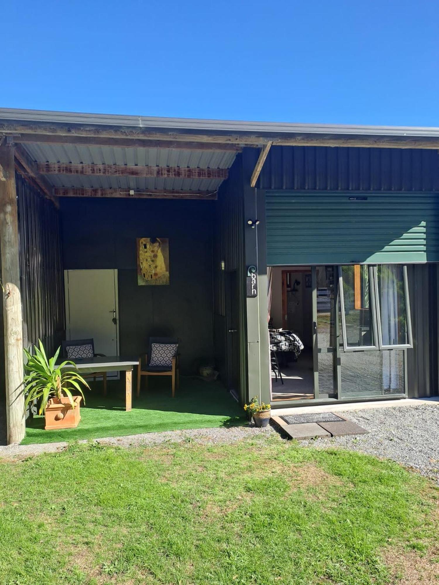 Koru Beachfront Holiday Cabins & Hot Tub Barrytown Exterior photo