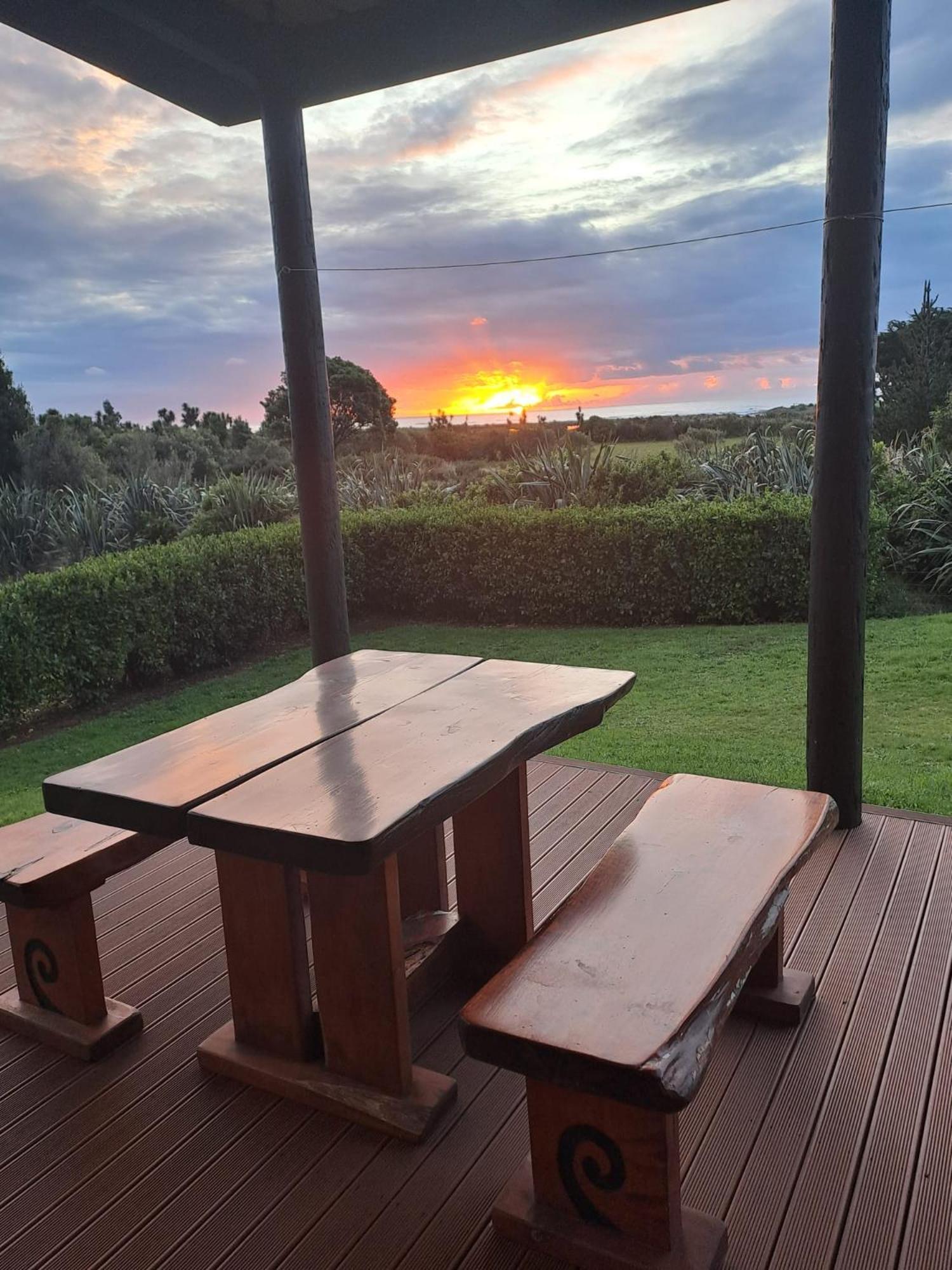 Koru Beachfront Holiday Cabins & Hot Tub Barrytown Exterior photo