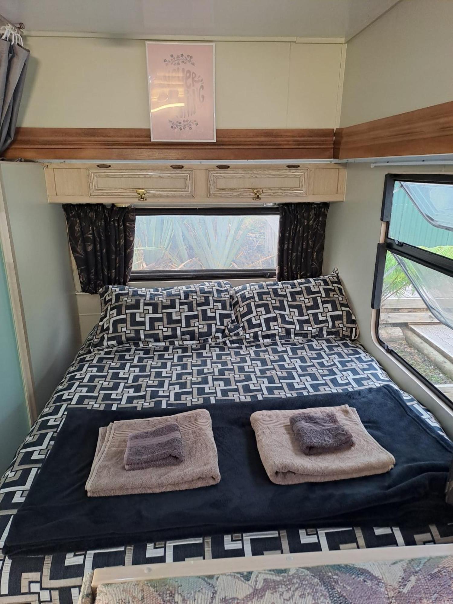 Koru Beachfront Holiday Cabins & Hot Tub Barrytown Exterior photo