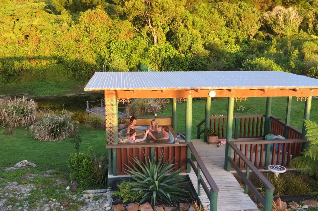 Koru Beachfront Holiday Cabins & Hot Tub Barrytown Exterior photo