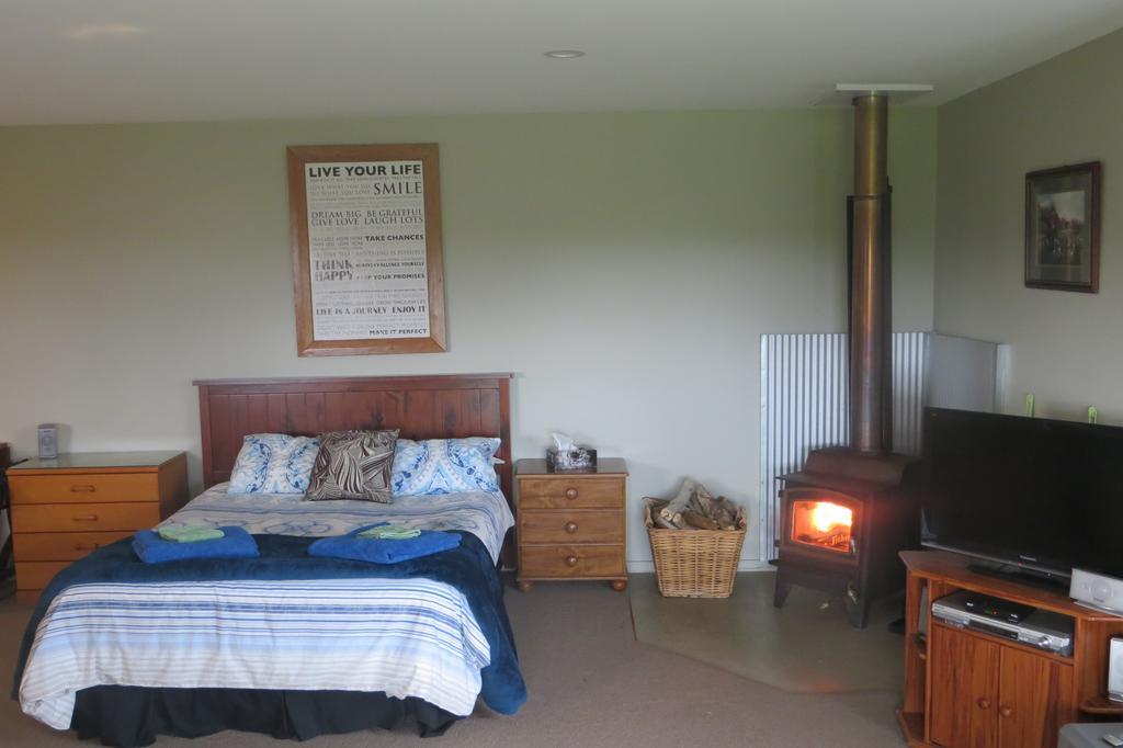 Koru Beachfront Holiday Cabins & Hot Tub Barrytown Exterior photo