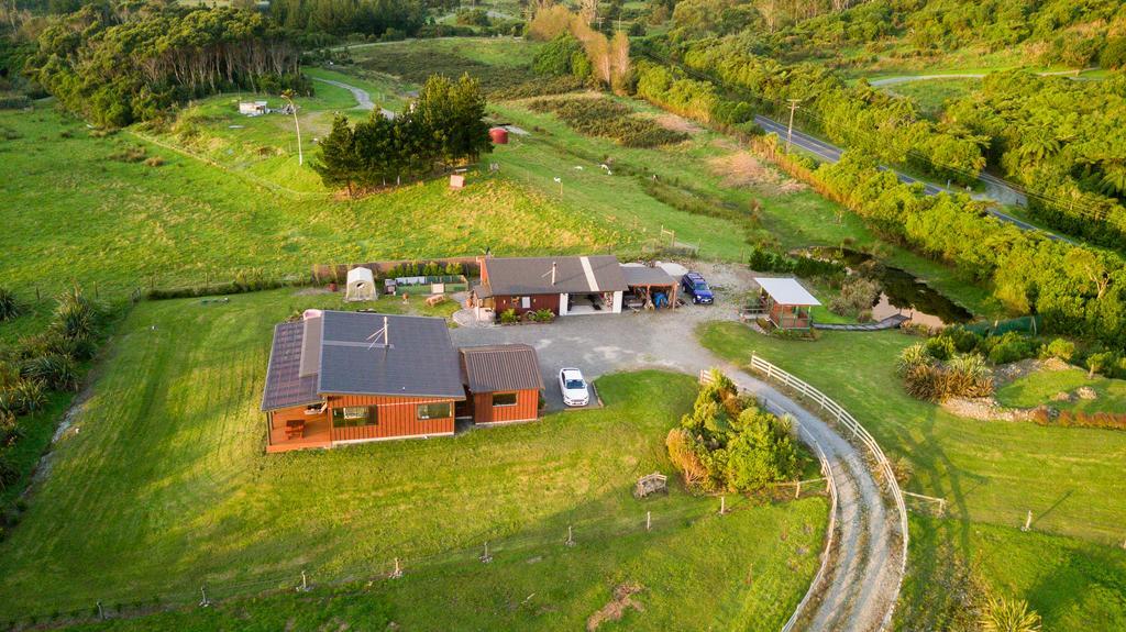 Koru Beachfront Holiday Cabins & Hot Tub Barrytown Exterior photo