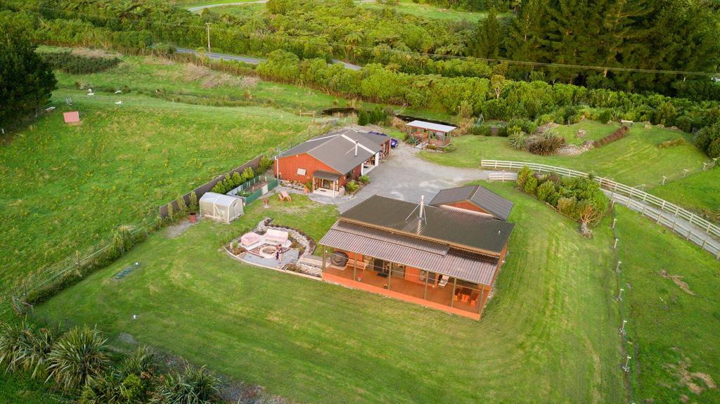 Koru Beachfront Holiday Cabins & Hot Tub Barrytown Exterior photo
