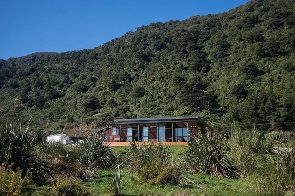 Koru Beachfront Holiday Cabins & Hot Tub Barrytown Exterior photo