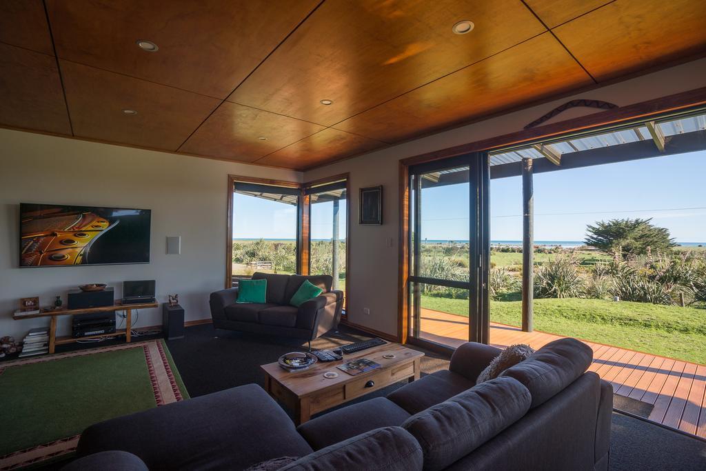 Koru Beachfront Holiday Cabins & Hot Tub Barrytown Exterior photo