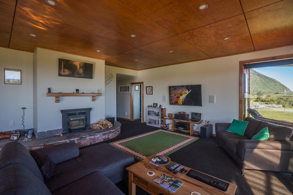 Koru Beachfront Holiday Cabins & Hot Tub Barrytown Exterior photo