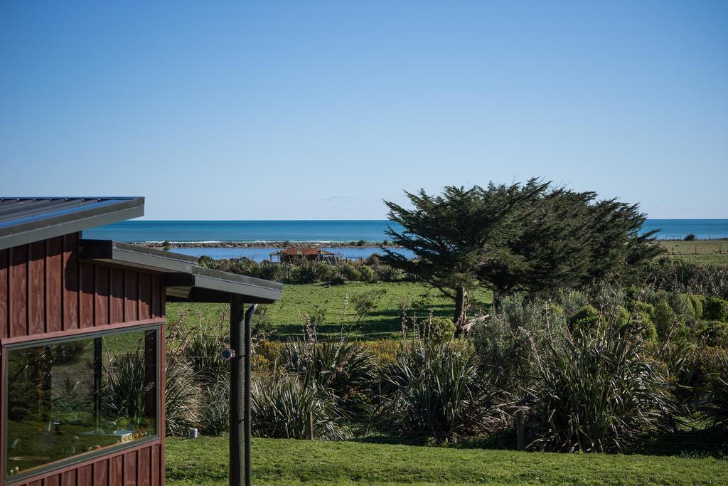 Koru Beachfront Holiday Cabins & Hot Tub Barrytown Exterior photo