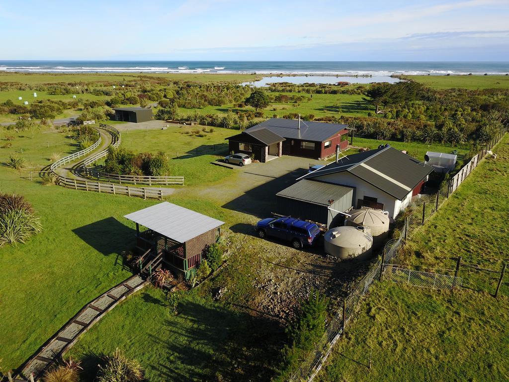 Koru Beachfront Holiday Cabins & Hot Tub Barrytown Exterior photo
