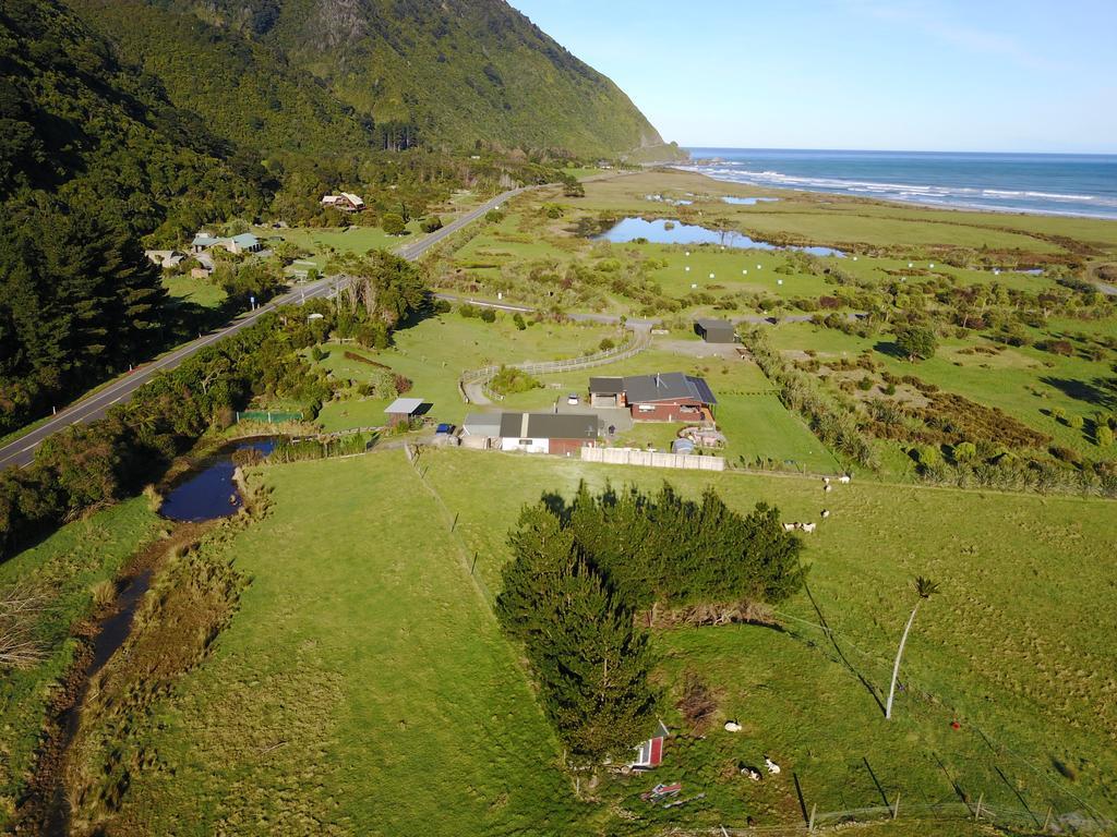 Koru Beachfront Holiday Cabins & Hot Tub Barrytown Exterior photo