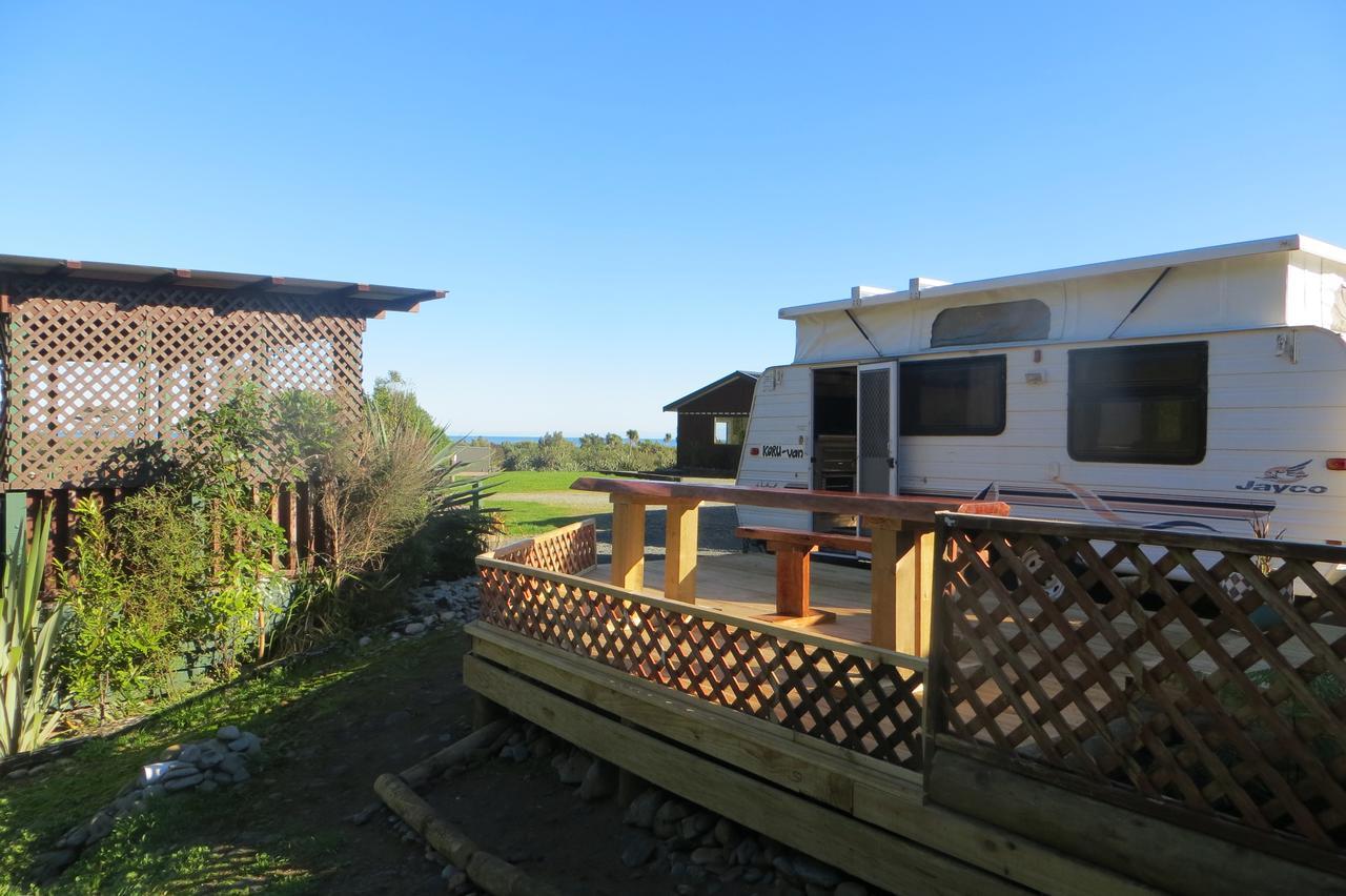 Koru Beachfront Holiday Cabins & Hot Tub Barrytown Exterior photo