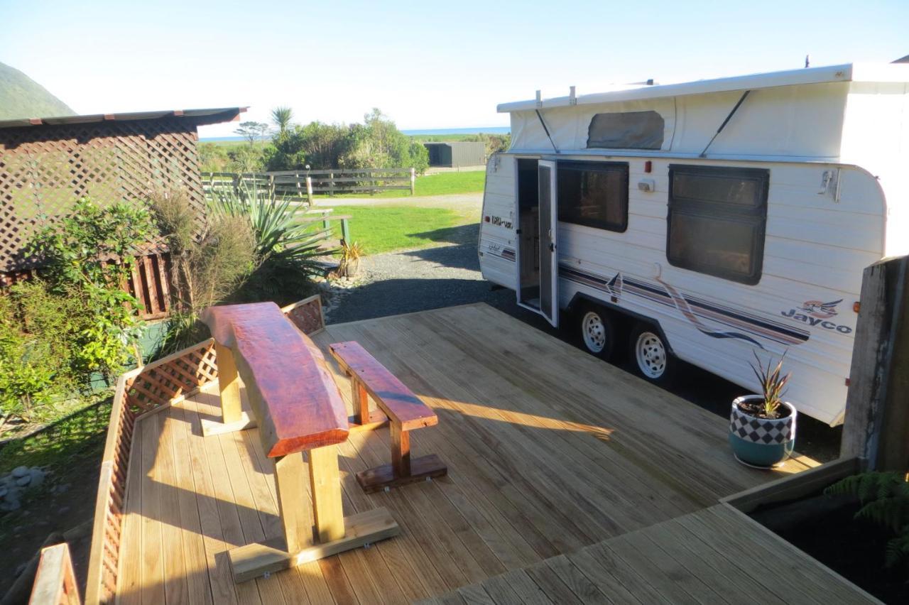 Koru Beachfront Holiday Cabins & Hot Tub Barrytown Exterior photo