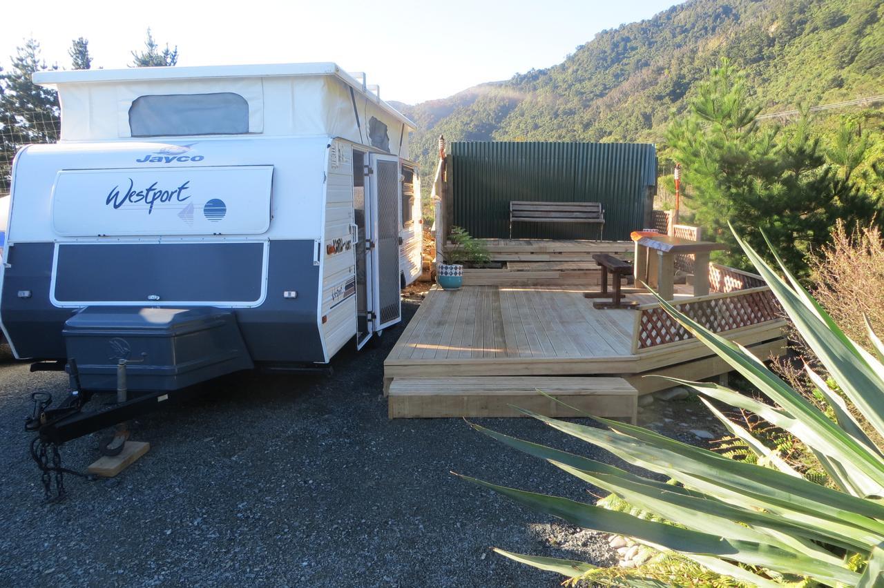 Koru Beachfront Holiday Cabins & Hot Tub Barrytown Exterior photo