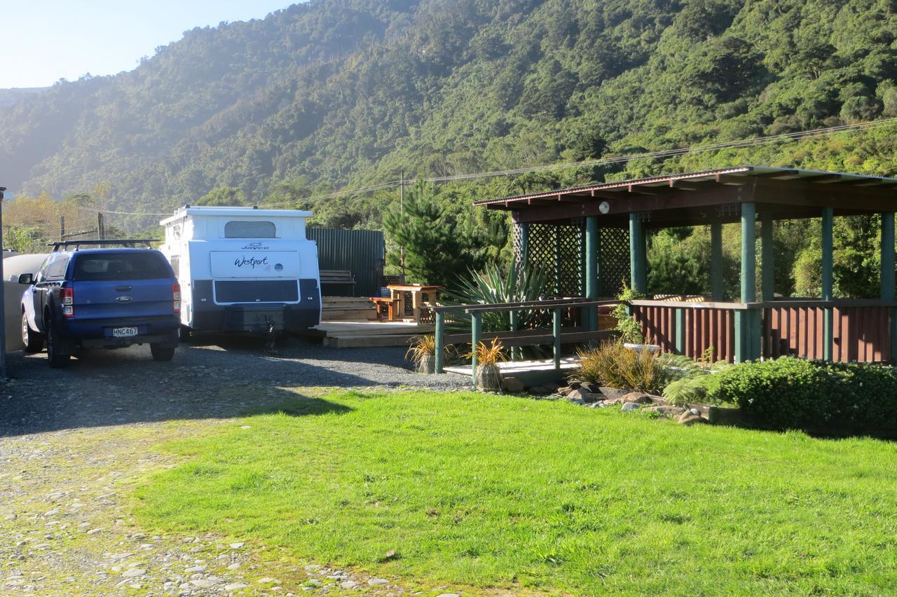 Koru Beachfront Holiday Cabins & Hot Tub Barrytown Exterior photo