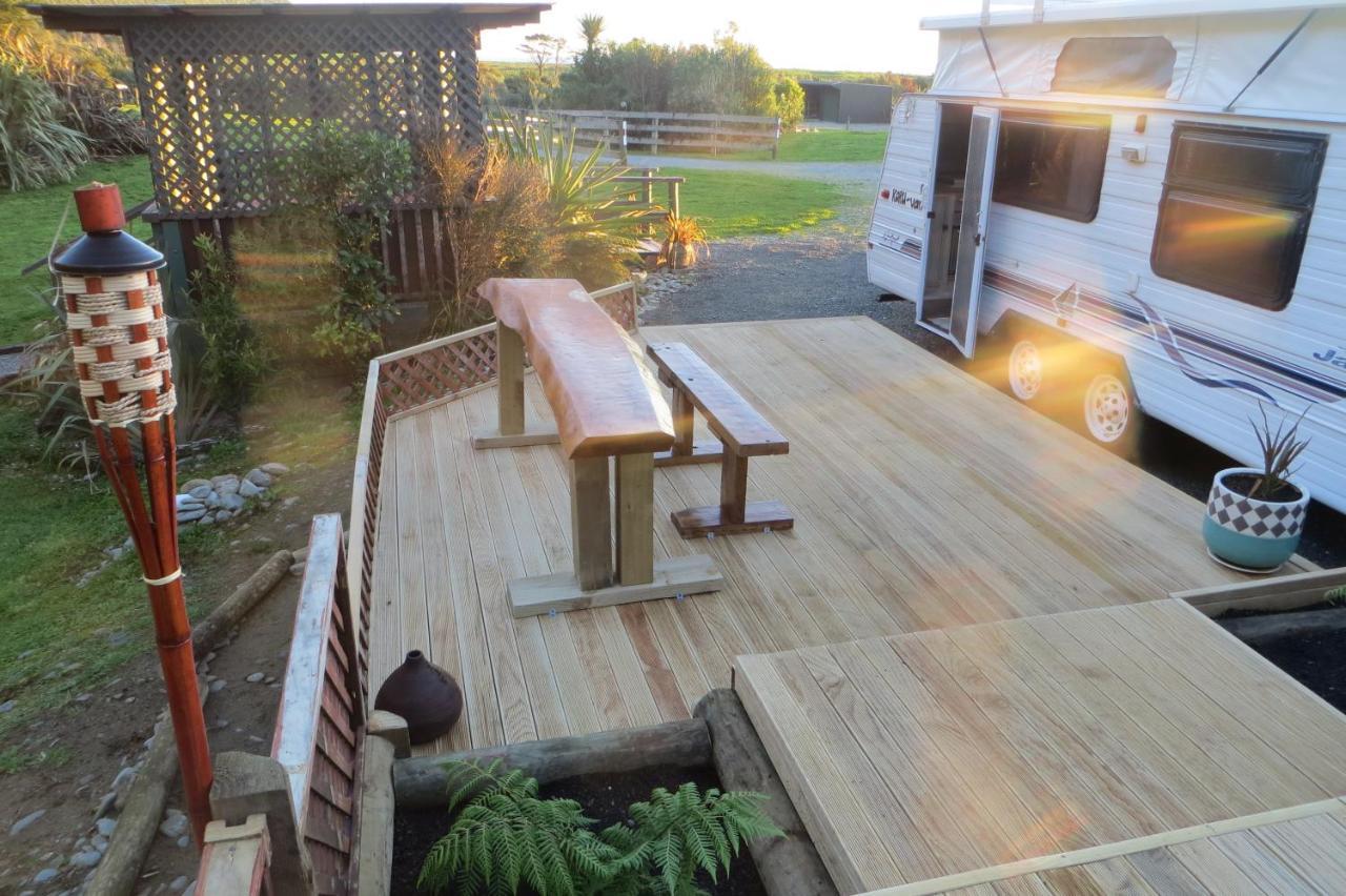 Koru Beachfront Holiday Cabins & Hot Tub Barrytown Exterior photo
