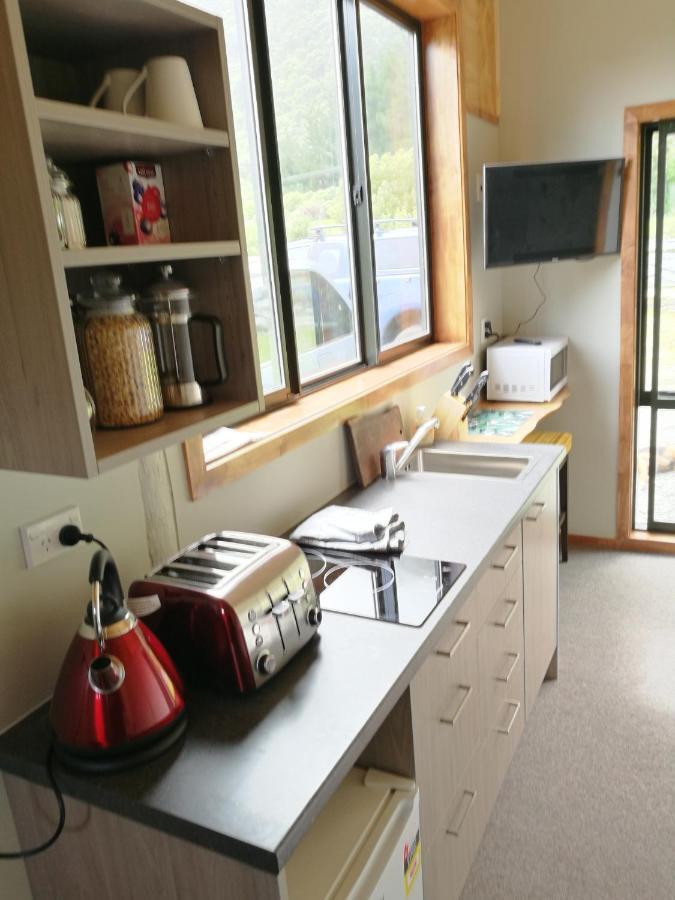 Koru Beachfront Holiday Cabins & Hot Tub Barrytown Exterior photo